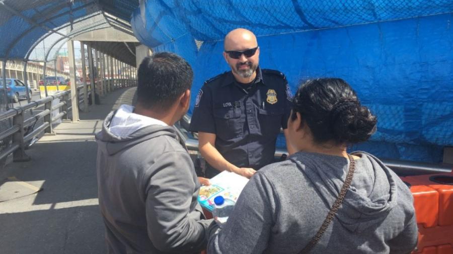 Senador de Texas ayuda a migrante a cruzar la frontera