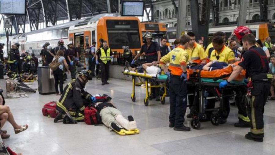 Deja al menos 48 heridos accidente de tren en Barcelona, España