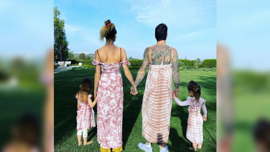  Adam Levine comparte foto en vestido junto a su esposa e hijas