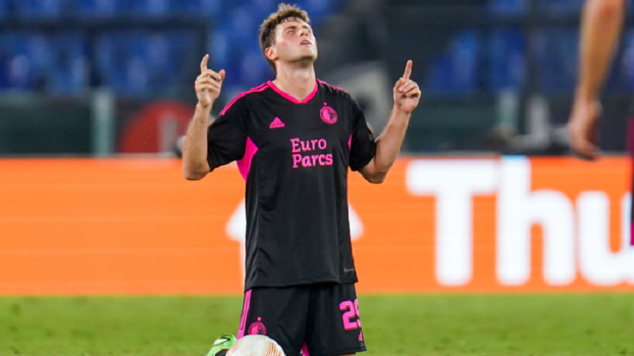 Santi Giménez marca doblete en Europa League