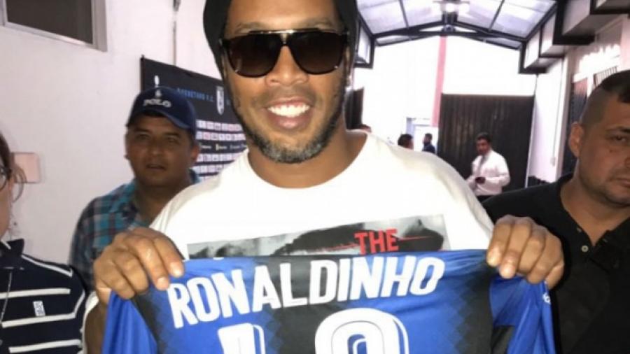 Ronaldinho vuelve a ponerse la del Querétaro