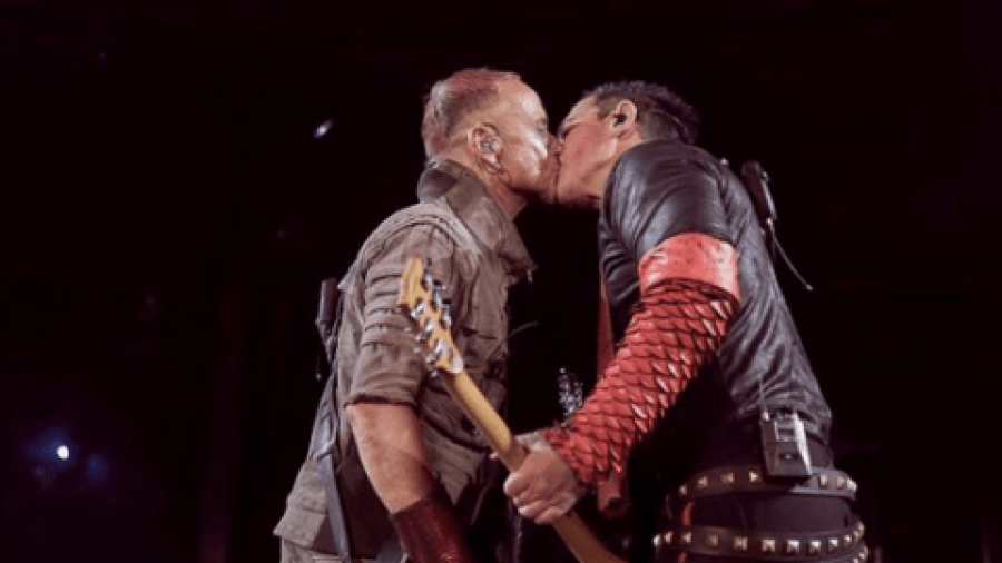 Integrantes de Rammstein se besan durante concierto en Rusia