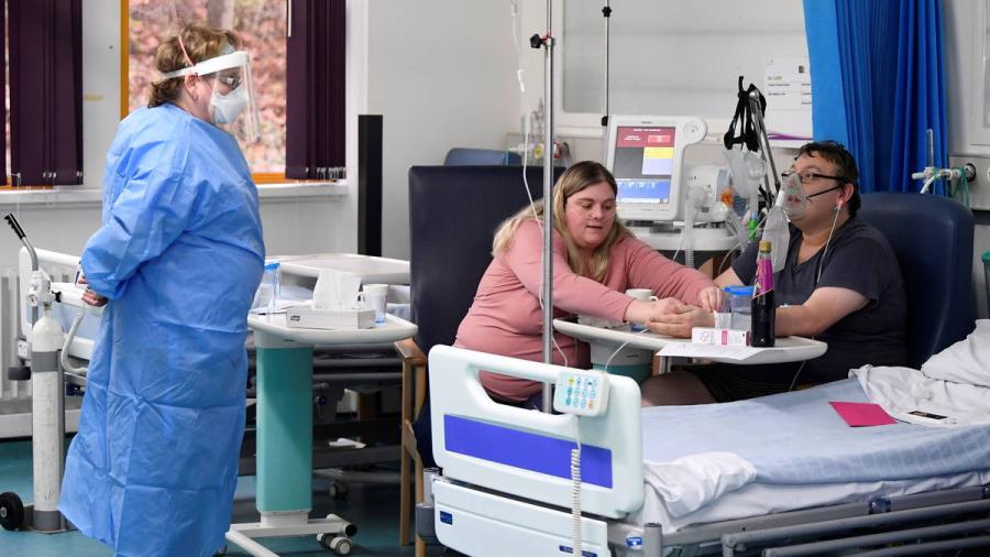 Pareja con coronavirus se casa en un hospital antes de ser intubada