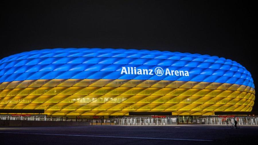 Bayern Múnich muestra su apoyo a Ucrania con iluminación en su estadio