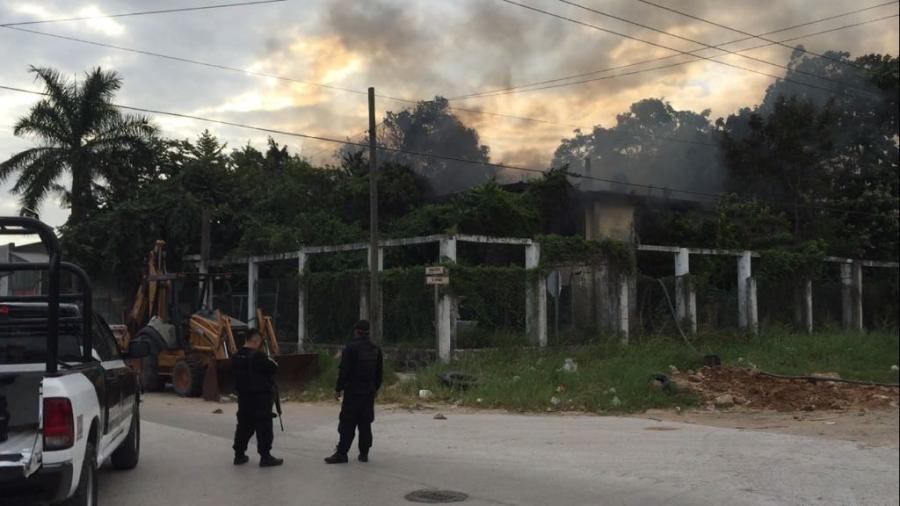 Incendio en casa abandonada, pone en riesgo viviendas aleda&ntilde;as