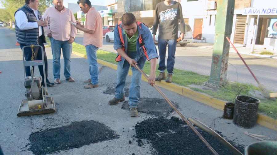 Realizan trabajos de bacheo en ciudad Victoria