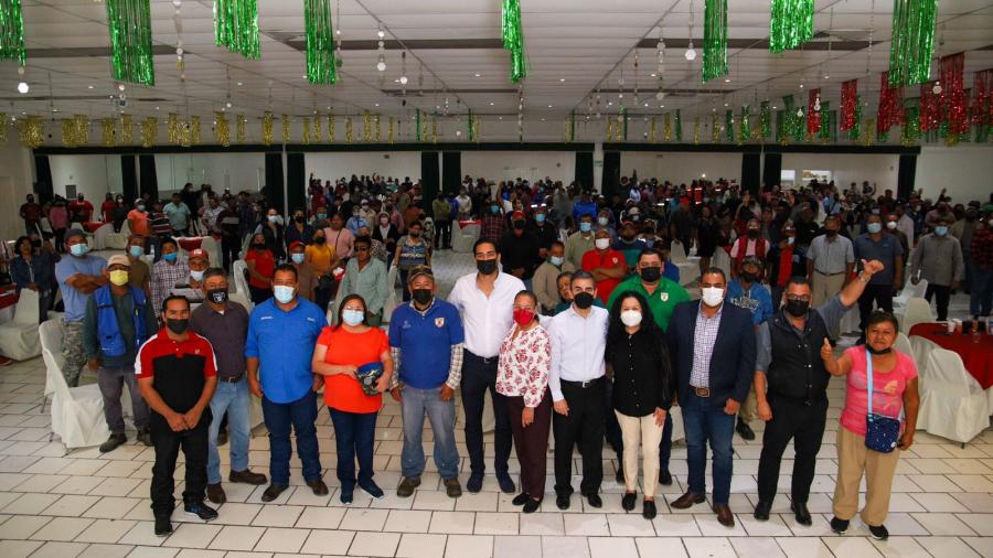 Celebra Carlos Peña Ortiz posada con el Sindicato de Mantenimiento 