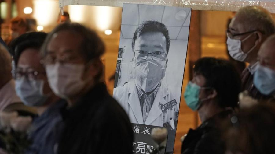 China se disculpa con familia de Li Wenliang, doctor que alertó sobre coronavirus