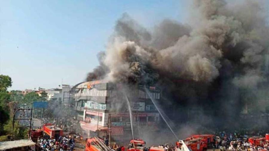 Al menos 19 muertos por incendio en edificio en India