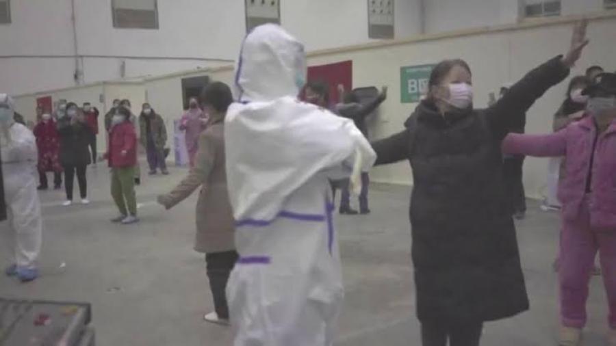 Pacientes con coronavirus bailan en hospital para ejercitarse