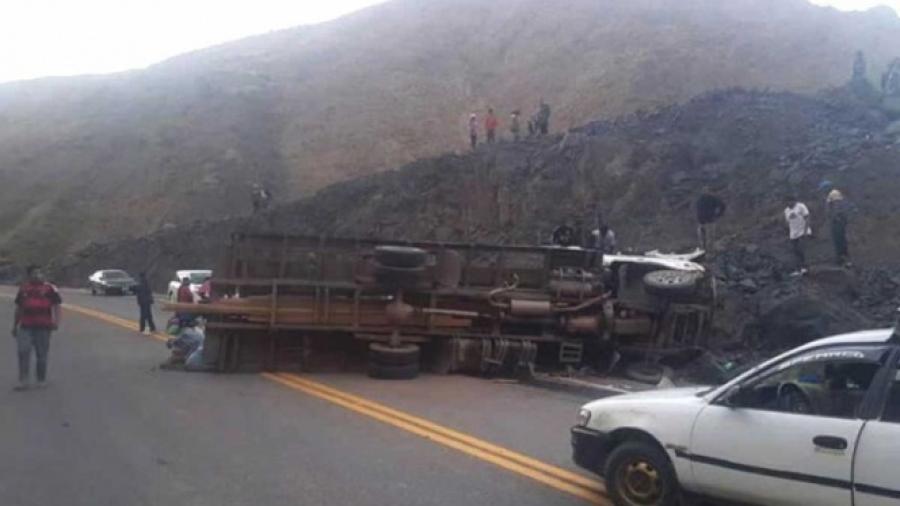18 muertos tras volcadura de camión de carga