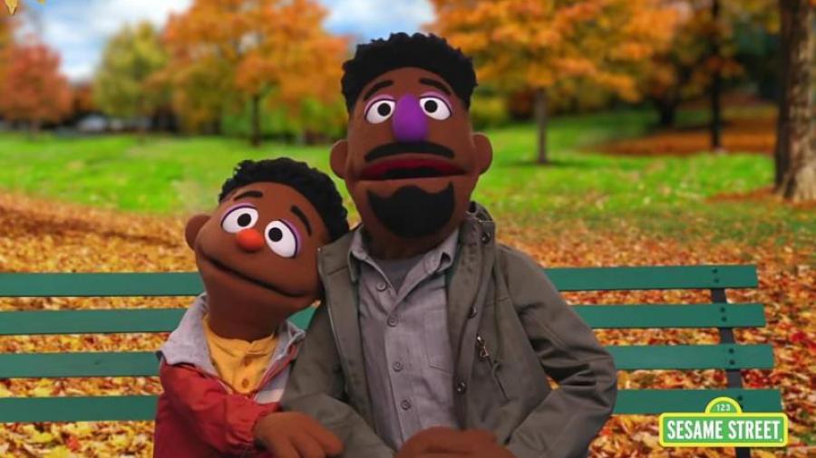 Integran dos personajes a Plaza Sésamo para hablar de racismo