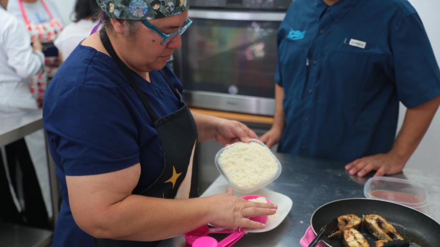 Aprenden ciudadanas `Sabores del Mundo´ en Taller de Oficio UNE
