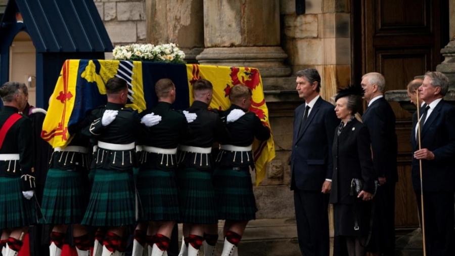 El féretro de Isabel II llega a Edimburgo 