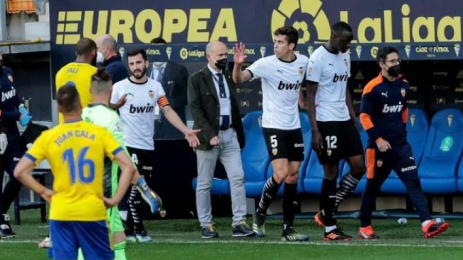 Jugadores del Valencia protestan contra el racismo retirándose del campo en pleno partido contra el Cádiz