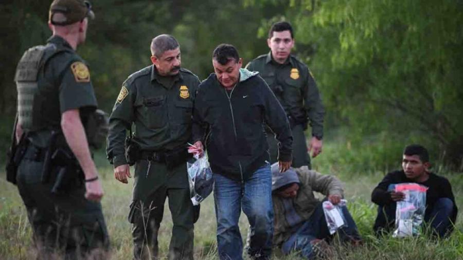 Cifras históricas en detenciones de familias migrantes en EU