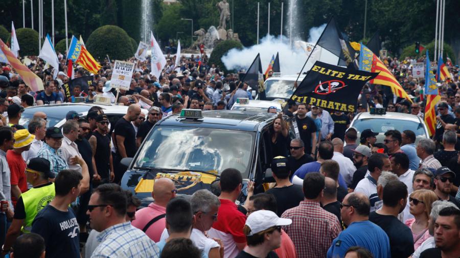 Taxistas de Madrid y Barcelona, en huelga contra Uber y Cabify 