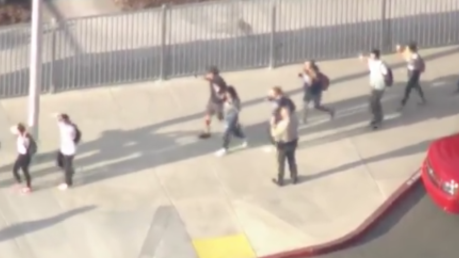 Reportan tiroteo en escuela secundaria en Santa Clarita, California