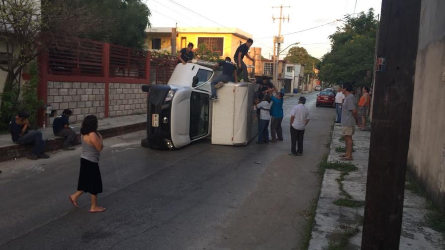 Exceso de velocidad genera volcadura en calle secundaria