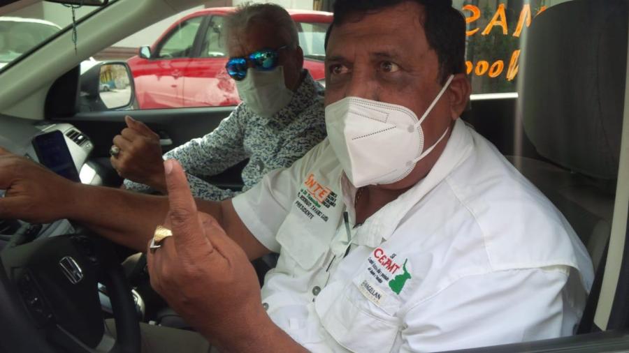 Diversas organizaciones de jubilados protestan en caravana contra el pago en UMAS