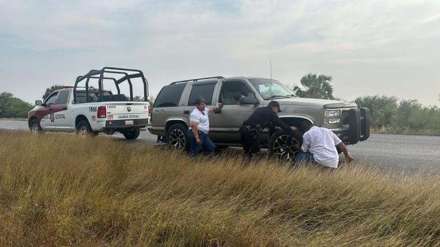 Guardia Estatal brinda apoyo a automovilistas en su tránsito por Tamaulipas