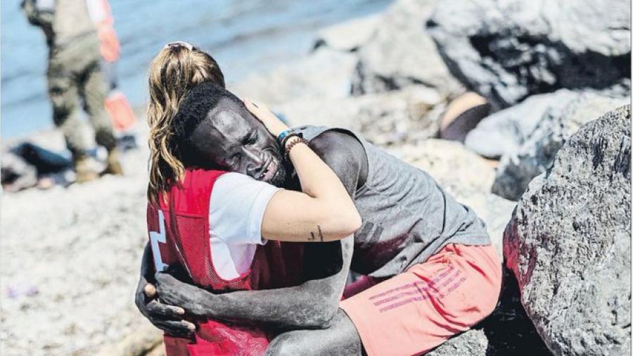 Imagen de joven abrazando a un migrante provoca mensajes racistas