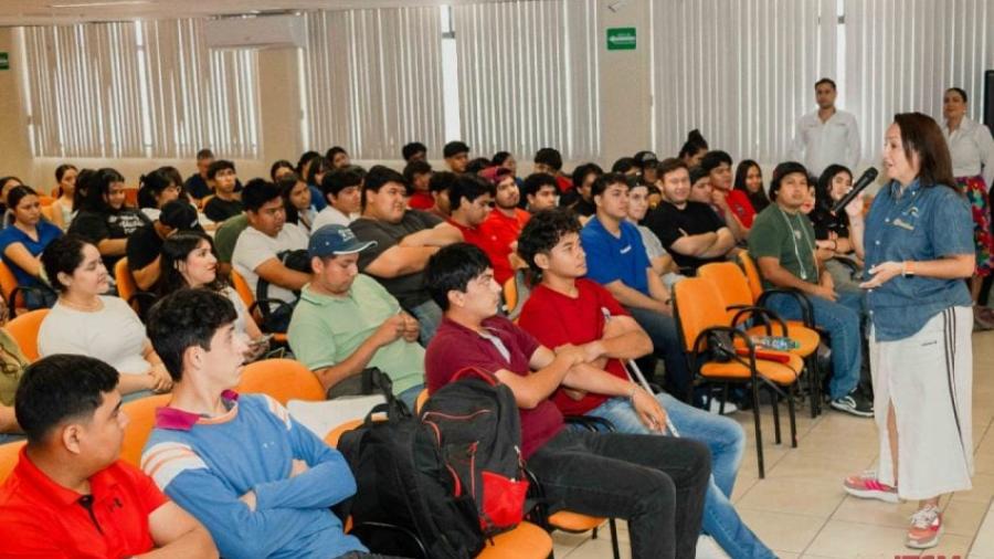Asisten estudiantes del Tec Mante a conferencia sobre el papel transformador de la educación