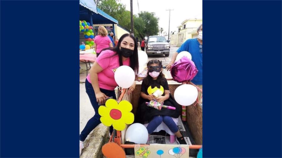 Con ingenio y amor, abuelito reinventa triciclo para caravana de su nieta