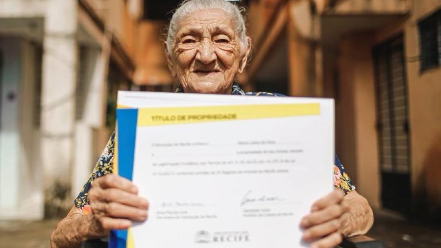 Mujer de 114 años celebra haber comprado su propia casa 