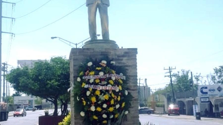 Colocan ofrenda floral en monumento de Rigo Tovar