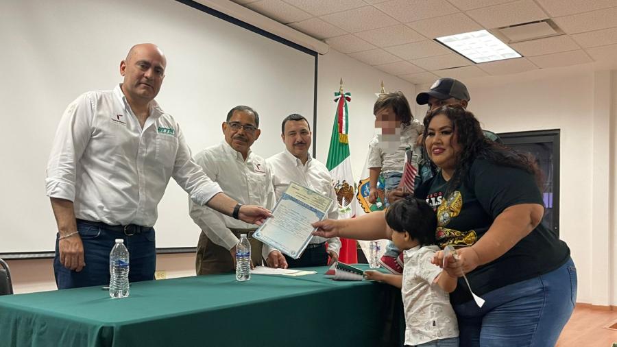 Reciben menores acta de doble nacionalidad en Reynosa
