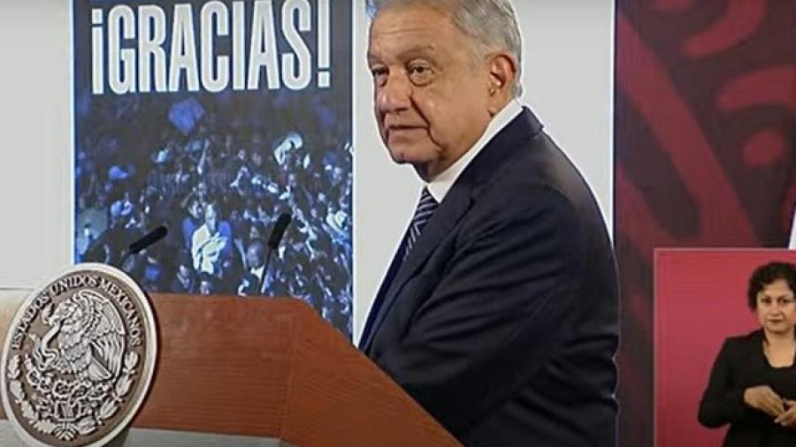 AMLO revela portada de su libro titulado "¡Gracias!"