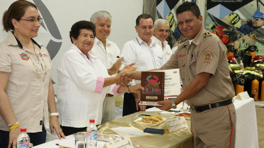 Anuncia Magdalena Peraza incremento salarial para bomberos de Tampico