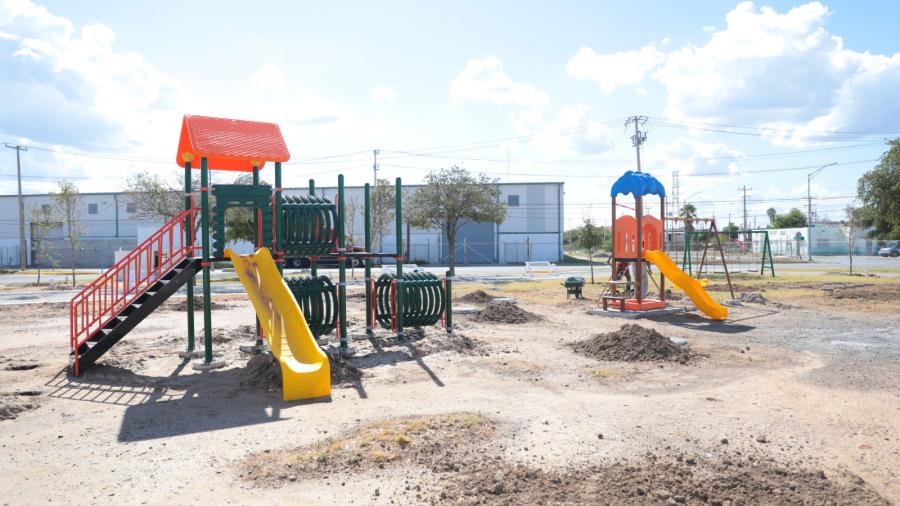 Gobierno Municipal construye área de juegos y aparatos ejercitadores en la plaza Silao 