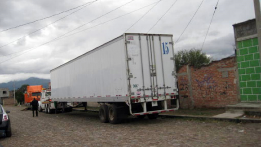 Por falta de espacio en morgue, resguardan 157 cuerpos en tr&aacute;iler