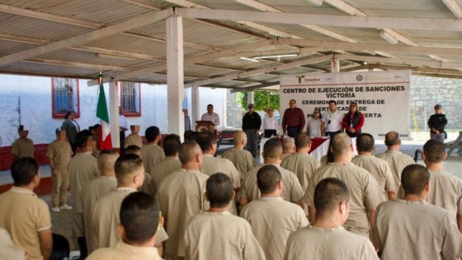 Impulsa SET reintegración con entrega de certificados de preparatoria a internos de los CEDES