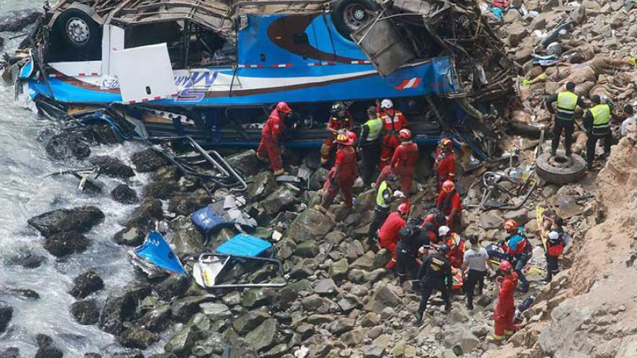 Al menos 25 muertos tras caída de autobús en acantilado