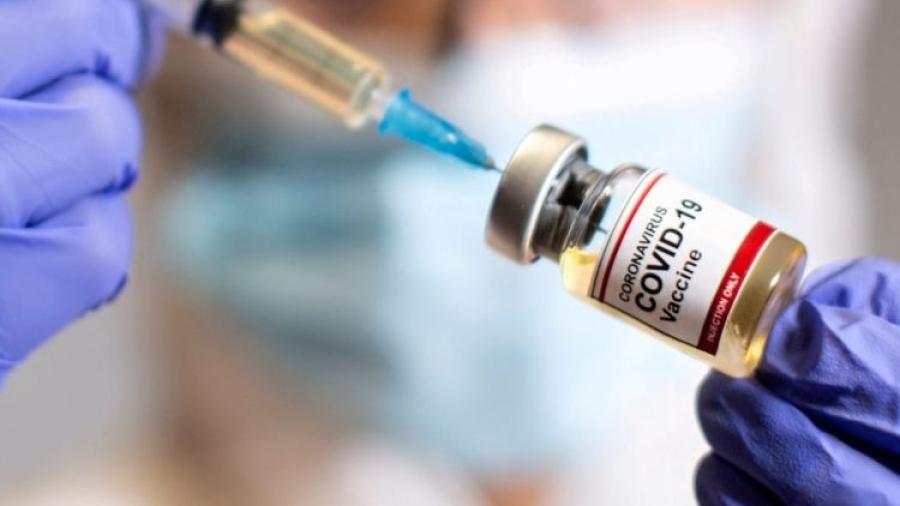 Con brazo falso, sujeto en Italia intenta vacunarse contra el coronavirus