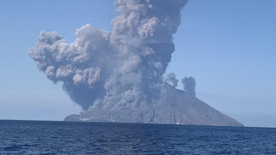 Se registra una explosión en el volcán Estrómboli en Italia