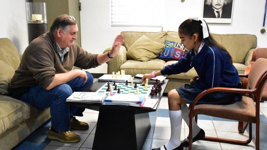 Felicita DIF Reynosa a Deisy Yamileth León por triunfo en torneo nacional de ajedrez