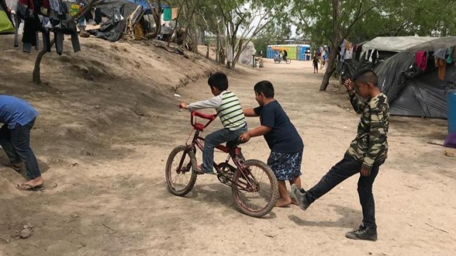 Voluntarios juntan fondos para patio de juegos en campamento de migrantes