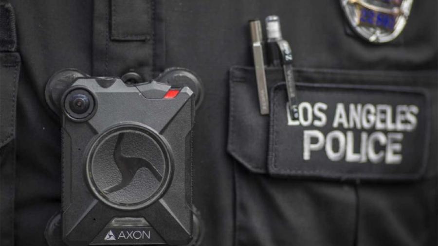 Policía es investigado tras manosear senos de mujer muerta