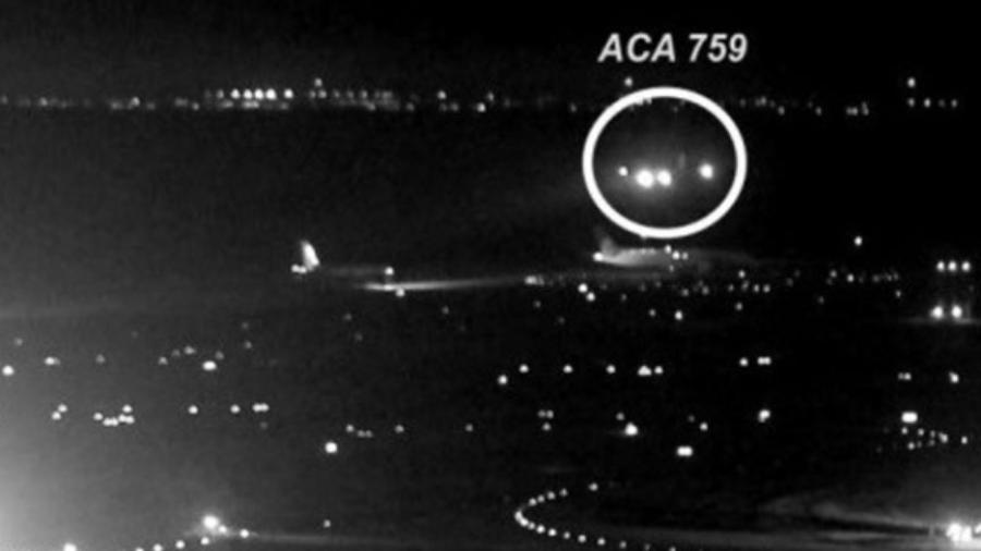 Rozan alas de aviones en Toronto