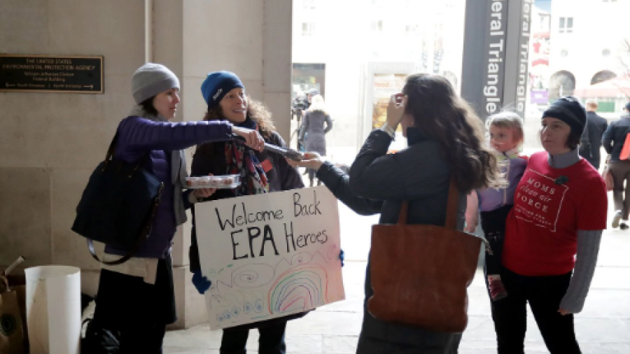 Empleados federales en EU regresan tras 35 días de cierre de gobierno