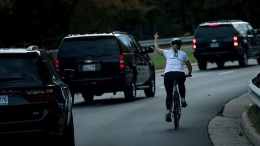 Mujer hace seña obsena a Trump y la despiden