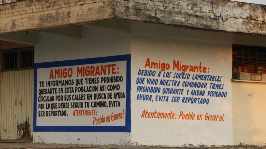 Comunidad de Oaxaca rechaza a inmigrantes y lo plasma en muro