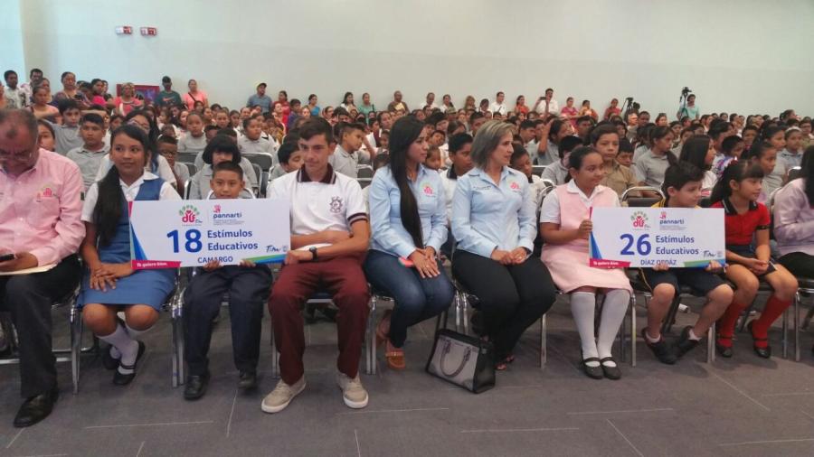 Entregan becas PANNARTI a niños de 8 municipios