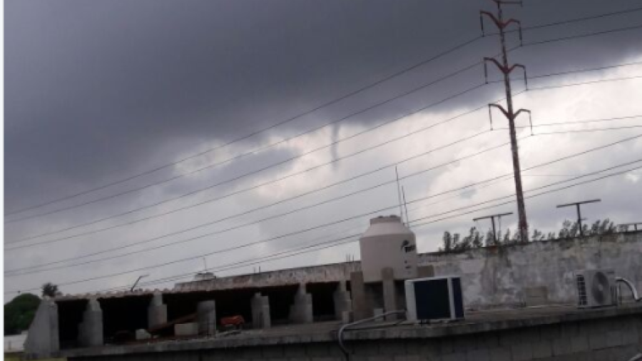 Tormenta forma una nube embudo