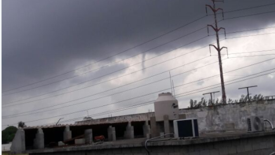 Tormenta forma una nube embudo 