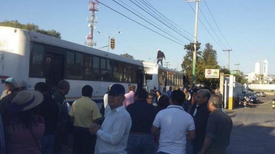 Transportistas realizan bloqueo en estación de Pemex en Morelos